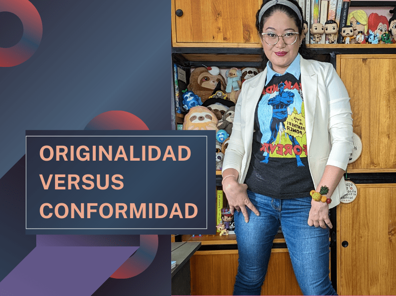 Mujer con gafas, chaqueta blanca y camiseta estampada posando frente a un estante con coleccionables, representando su estilo único y colorido